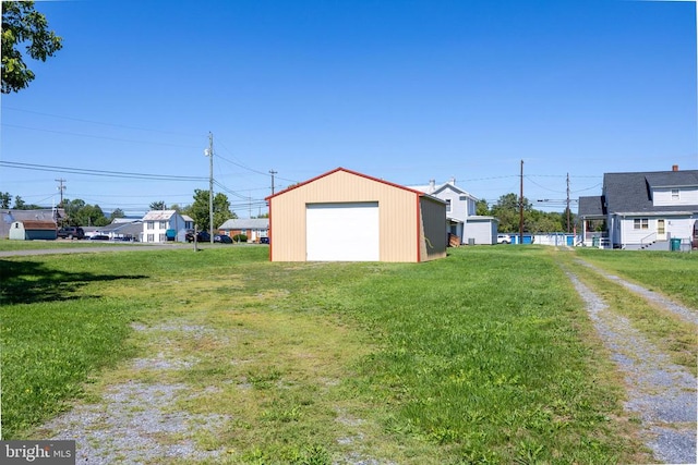 view of yard featuring an outdoor structure and a garage