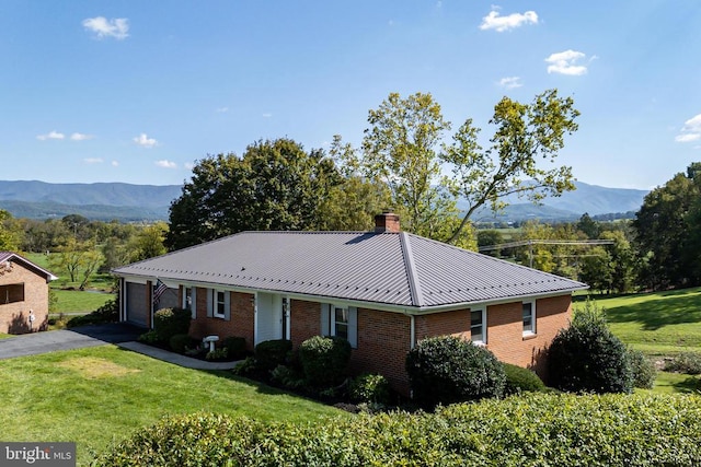 view of front of home with a mountain view and a front yard