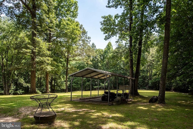 view of property's community featuring a lawn