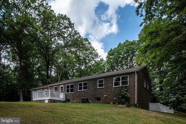 view of front of house featuring central AC and a front yard