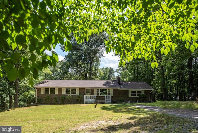 single story home with a front lawn