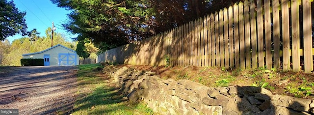 view of yard featuring a storage shed