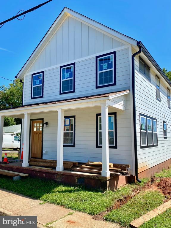 view of front of property with a porch