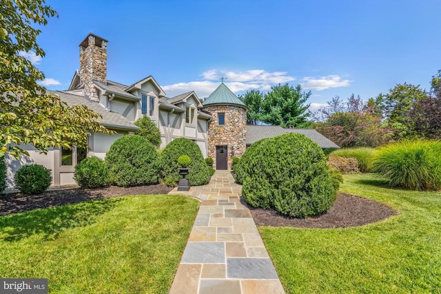 view of front of property featuring a front yard