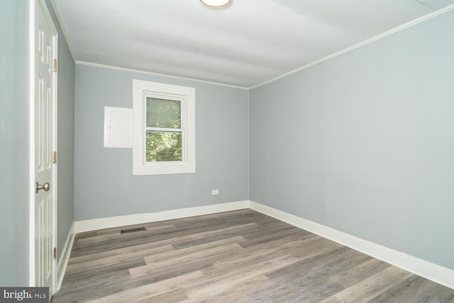 unfurnished room with crown molding and light hardwood / wood-style floors