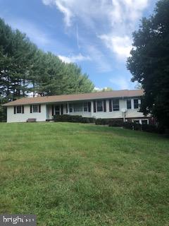 view of front facade featuring a front yard