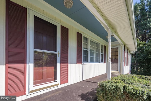 entrance to property featuring covered porch