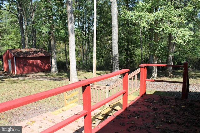 view of yard featuring a shed