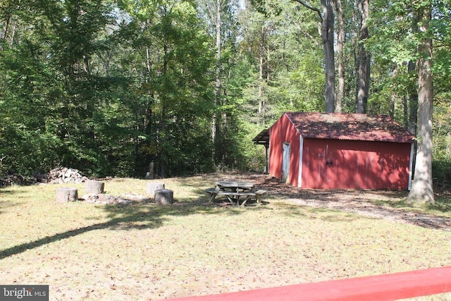 view of yard featuring a storage unit