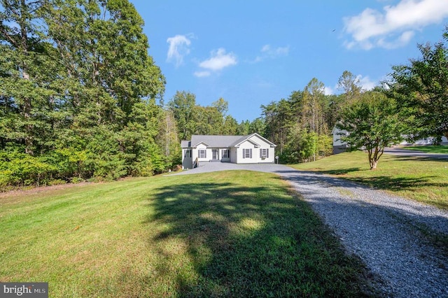 view of front of property featuring a front yard