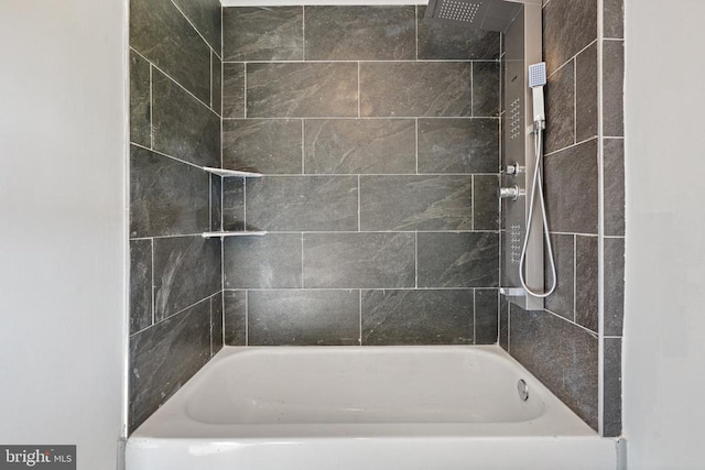 bathroom with tiled shower / bath combo