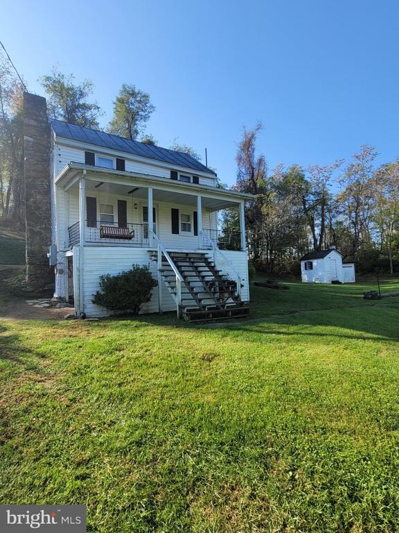 view of front of property featuring a front lawn and covered porch