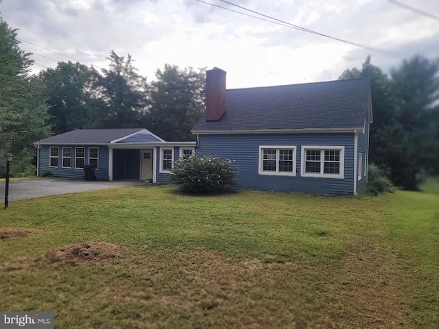 view of front facade featuring a patio and a front lawn