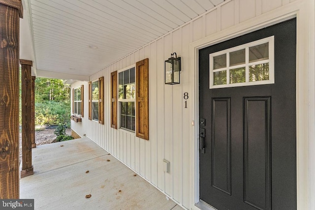 entrance to property featuring a porch