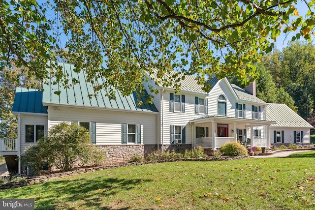 view of front of house featuring covered porch and a front yard