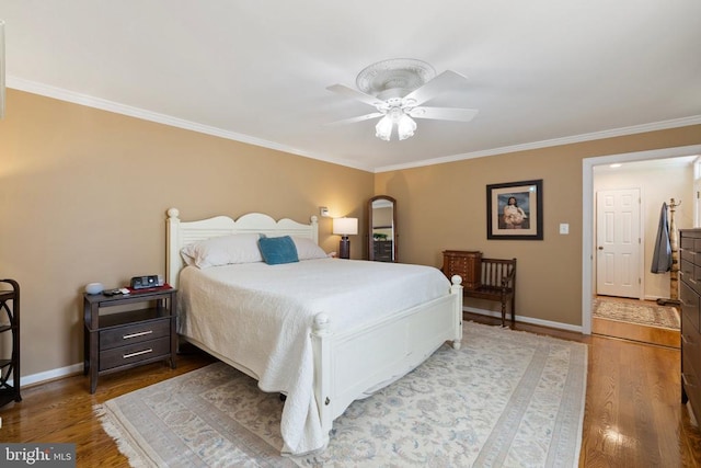 bedroom featuring light hardwood / wood-style floors, crown molding, and ceiling fan