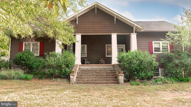 craftsman house with a front lawn and a porch