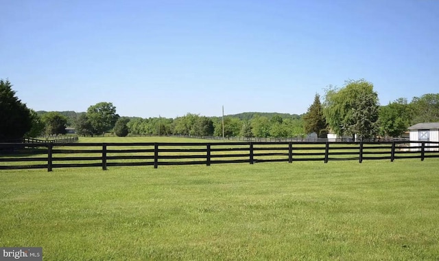 view of yard featuring a rural view