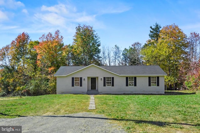 ranch-style home featuring a front lawn