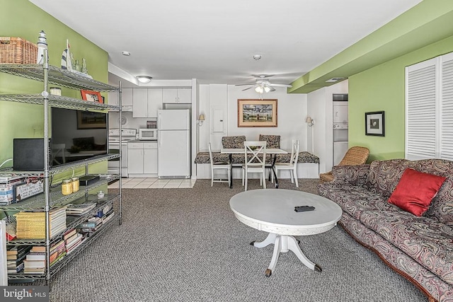 carpeted living room with ceiling fan