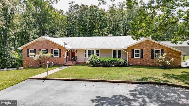 single story home featuring a front lawn