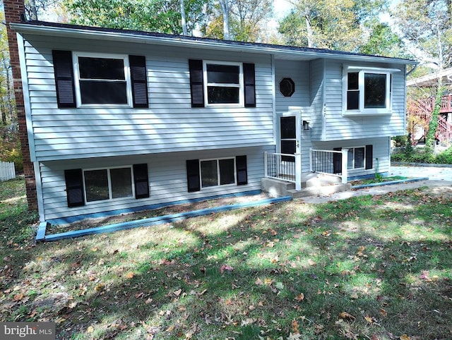 bi-level home featuring a front lawn