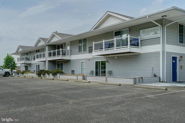 view of front of property featuring a balcony