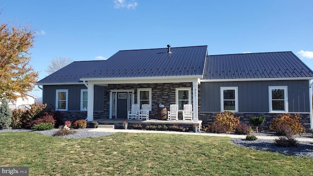 view of front facade with a front yard and covered porch