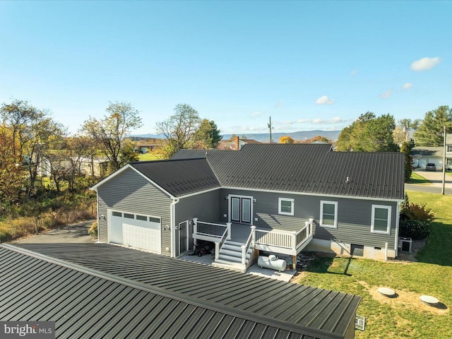 view of front of property featuring a front lawn