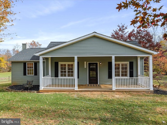 view of front of property featuring a front lawn and covered porch