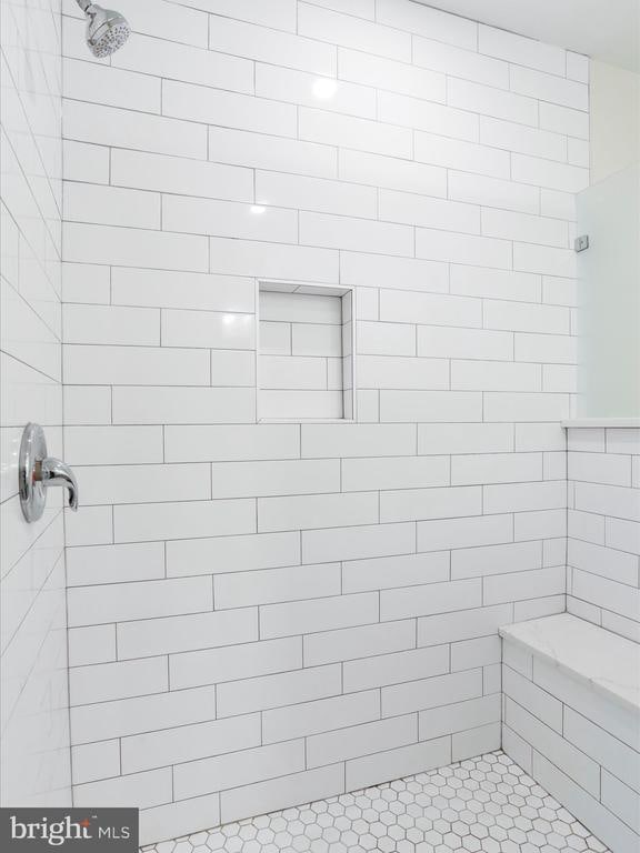 bathroom featuring a tile shower