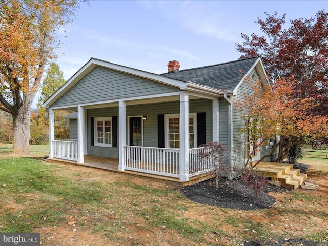 view of front of property featuring a front lawn and a porch