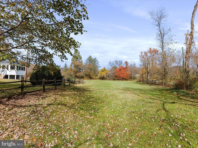 view of yard featuring a rural view