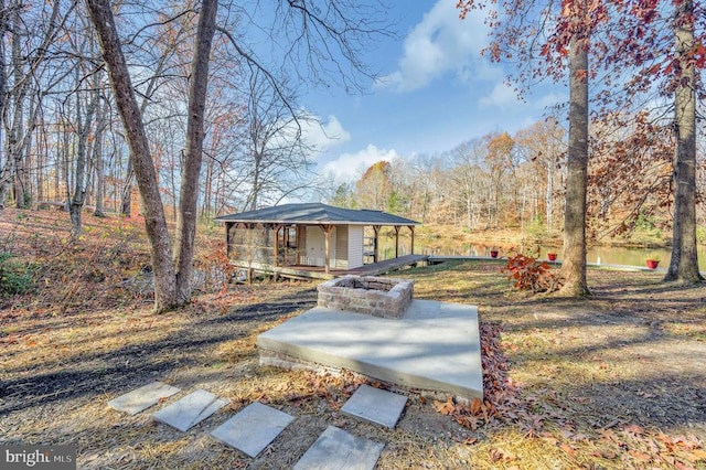 view of yard featuring a water view