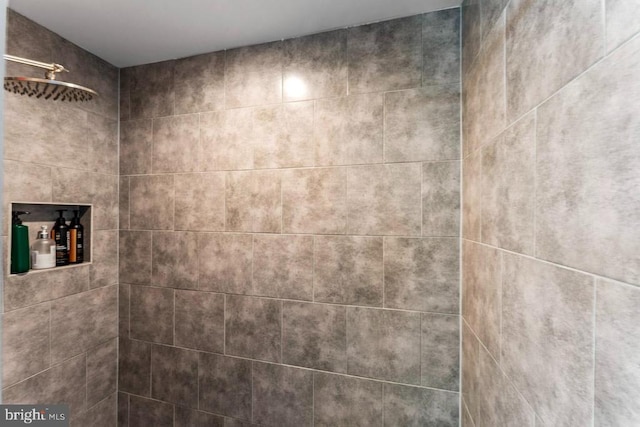 interior details with a tile shower