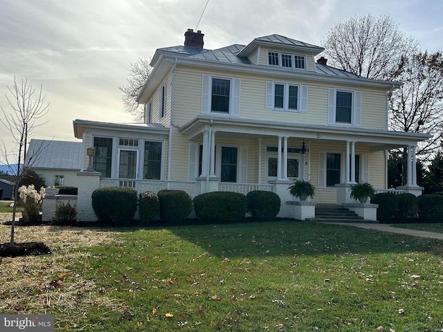 view of front of house featuring a front lawn