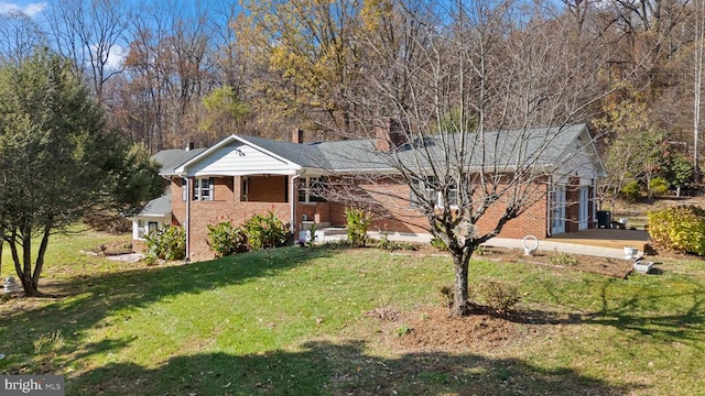 view of front of home featuring a front yard