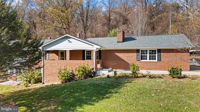 view of front of house featuring a front lawn