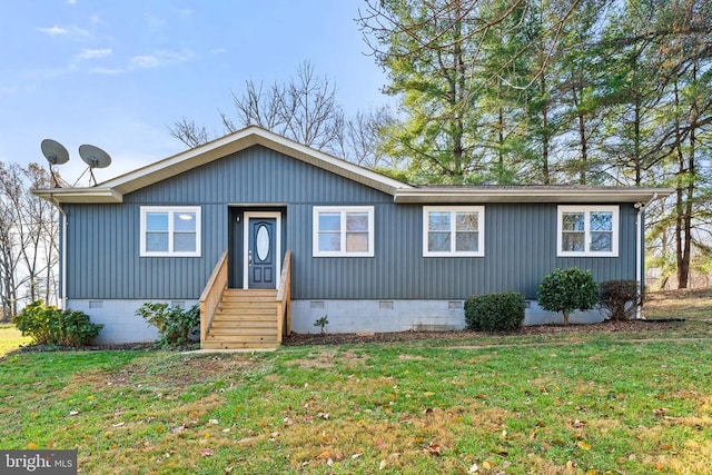 view of front of house featuring a front lawn