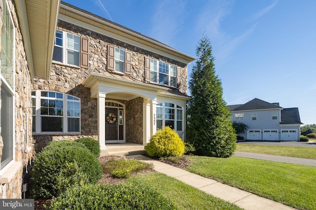 view of front facade featuring a front lawn and a garage