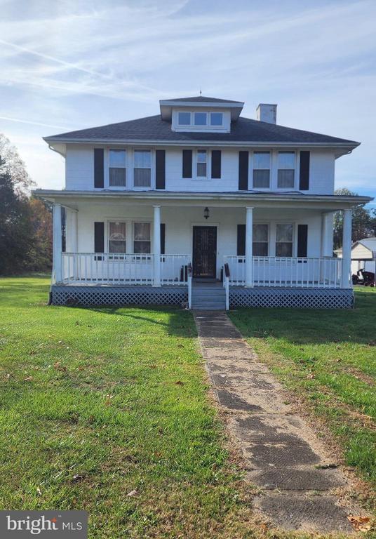 view of front of home featuring a front lawn