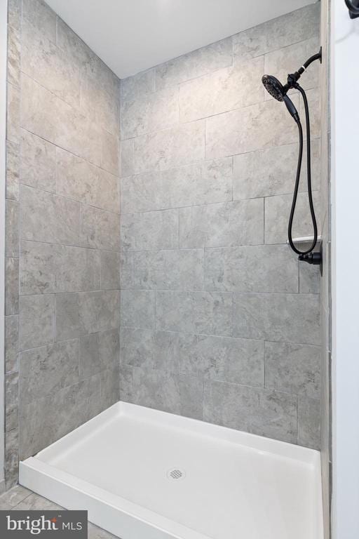 bathroom featuring a tile shower