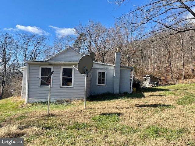 view of side of property featuring a lawn