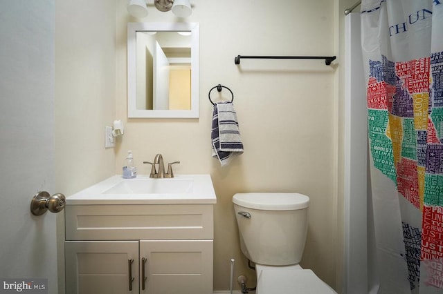 bathroom with a shower with curtain, vanity, and toilet