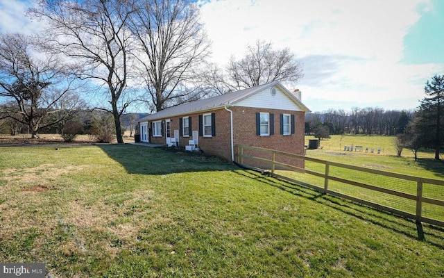 view of side of property featuring a lawn