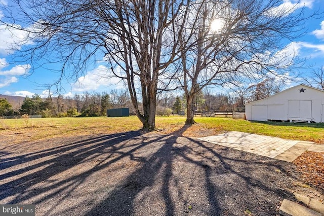 view of yard featuring an outdoor structure