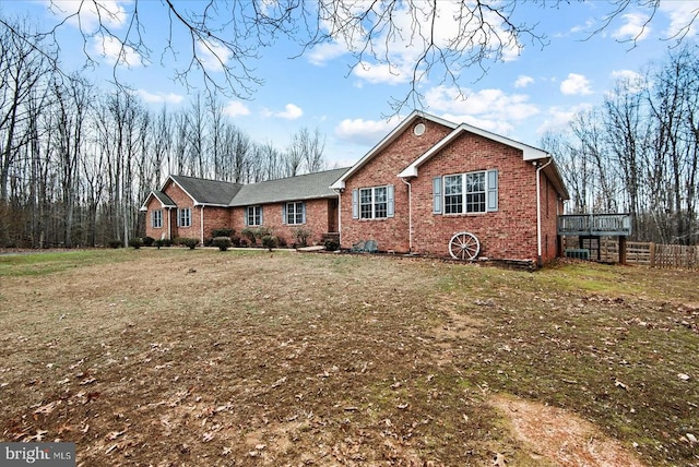 view of front of home featuring a front yard