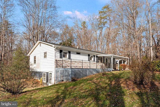 view of front of property featuring a front yard