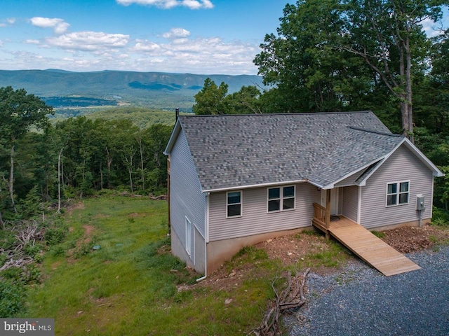 view of front of home featuring a mountain view and a front yard