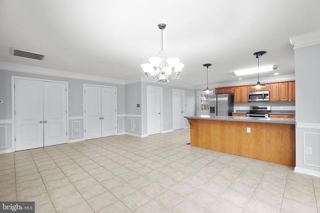 kitchen featuring kitchen peninsula, stainless steel appliances, crown molding, a notable chandelier, and a breakfast bar area